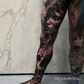 Tatuaż Kobiece oblicze na łydce motyw: czarno-szare styl: realistyczne