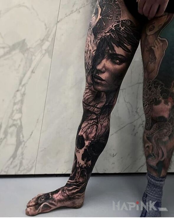 Tattoo Kobiece oblicze in skulls motif and realistic style on the leg