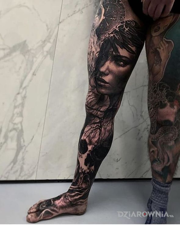 Tatuaż kobiece oblicze w motywie czarno-szare i stylu realistyczne na łydce