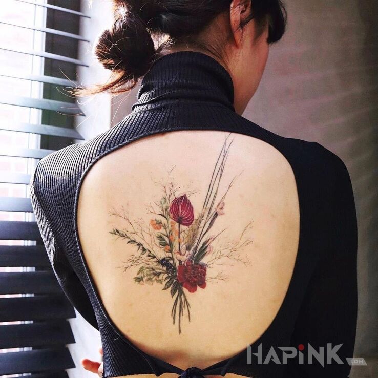 Tattoo Kwiaty o ciekawej kolorystyce in flowers motif and realistic style on the back