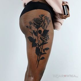 Tatuaż Czarne jak smoła róże na nodze motyw: kwiaty styl: blackwork / blackout