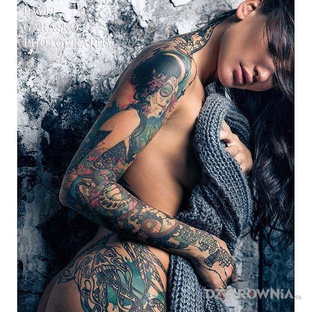 Tatuaż wytatuowana azjatka w motywie seksowne na przedramieniu