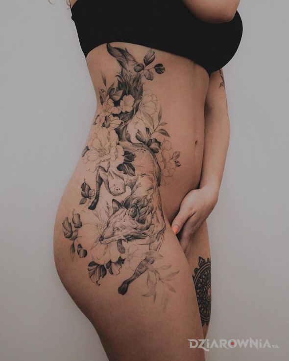 Tatuaż lisek w motywie kwiaty i stylu graficzne / ilustracyjne na żebrach