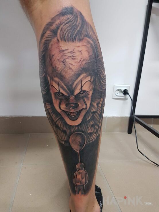 Tattoo KLAUN Z FILMU "TO" in faces motif and realistic style on the calf