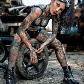 Tatuaż Cala w kolorowych tatuazach na łydce motyw: rękawy styl: japońskie / irezumi