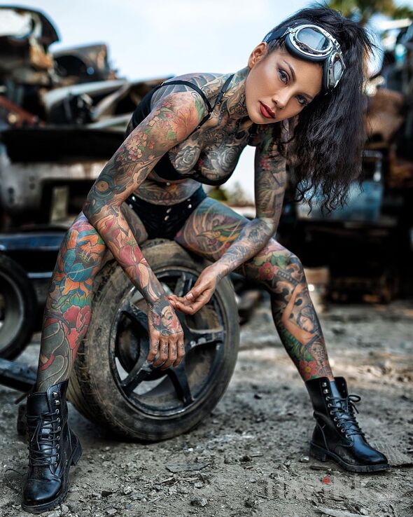 Tattoo Cala w kolorowych tatuazach in animals motif and japanese / irezumi style on the upper arm