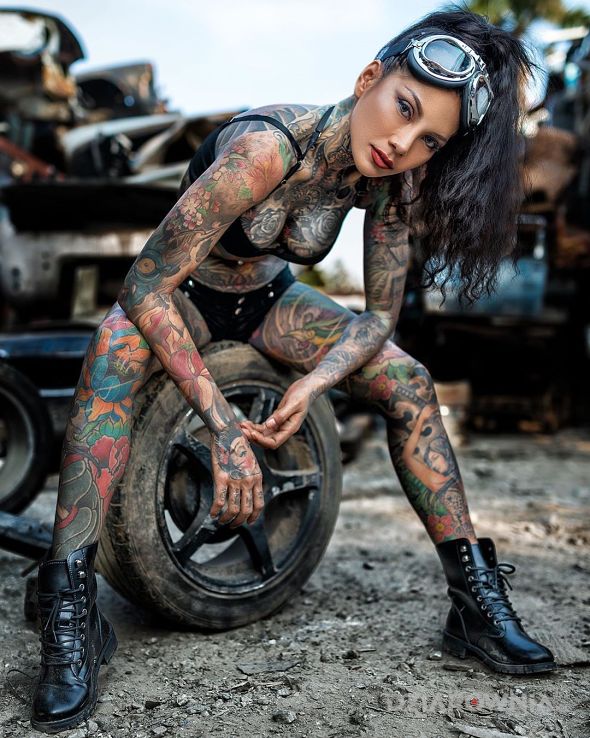 Tatuaż cala w kolorowych tatuazach w motywie nogawki i stylu japońskie / irezumi na piersiach