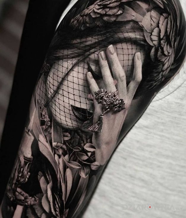 Tatuaż facepalm w motywie czarno-szare i stylu realistyczne na ramieniu