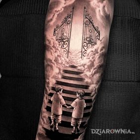 Tatuaż Schody do nieba na przedramieniu motyw: czarno-szare styl: realistyczne