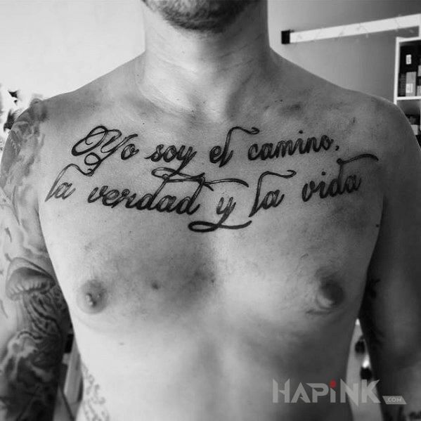 Tattoo To kim jestem - hiszpanski in lettering motif on the chest