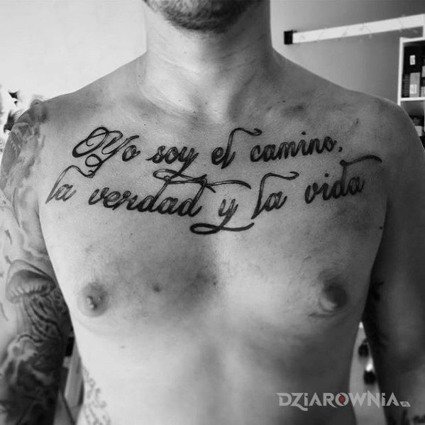 Tatuaż to kim jestem - hiszpanski w motywie napisy na klatce