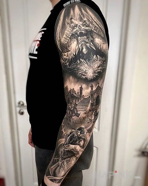 Tattoo Serce w dłoni in sleeves motif and realistic style on the upper arm