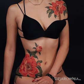 Tatuaż Topka wśród kwiatów na klatce motyw: kwiaty styl: realistyczne