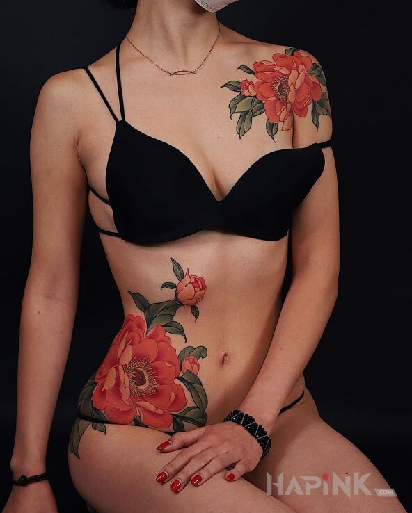 Tattoo Topka wśród kwiatów in flowers motif and realistic style on the stomach