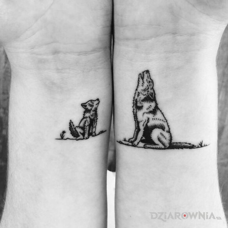 Tatuaż psy w motywie miłosne i stylu graficzne / ilustracyjne na nadgarstku