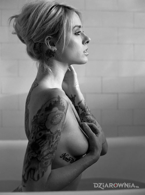 Tatuaż dziewczyna w wannie w motywie seksowne na żebrach