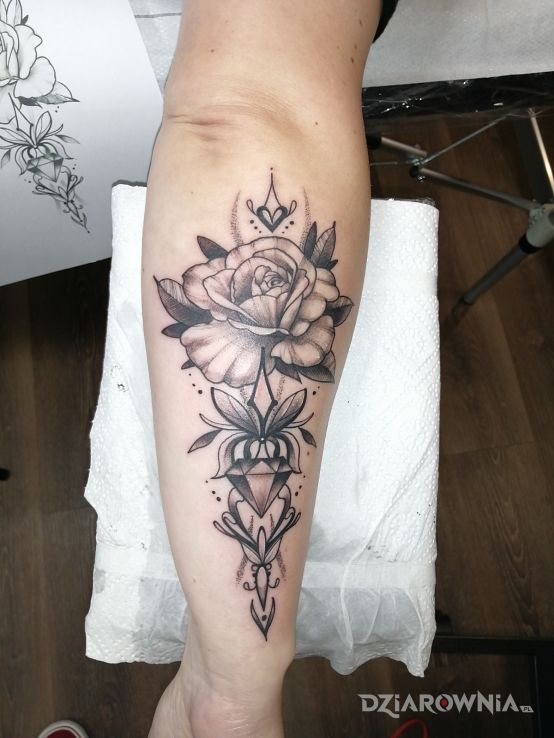 Tatuaż róża w motywie czarno-szare i stylu graficzne / ilustracyjne na przedramieniu