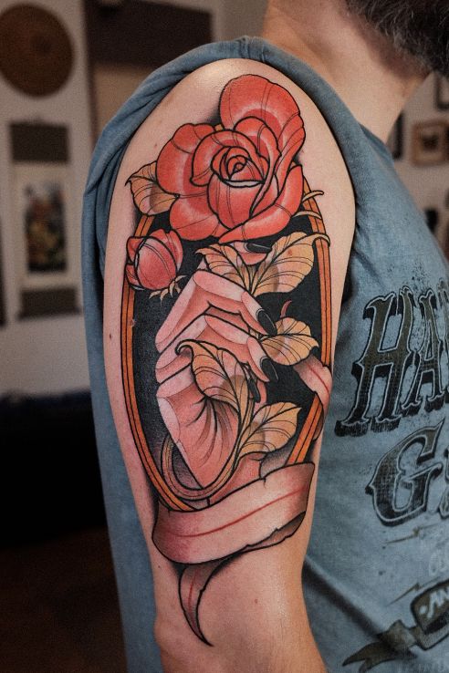 Tatuaż róża  kwiat  dłoń  wstęga  szarfa w motywie kwiaty i stylu neotradycyjne na ramieniu