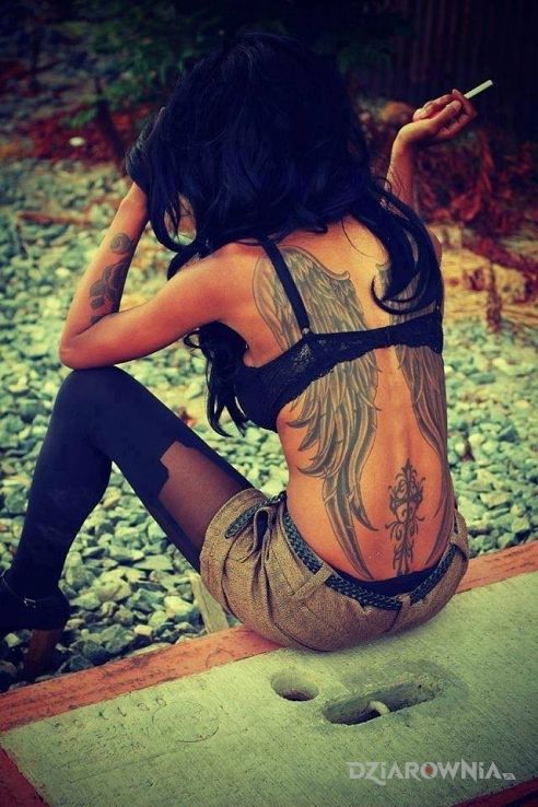 Tatuaż anioł w motywie seksowne na plecach