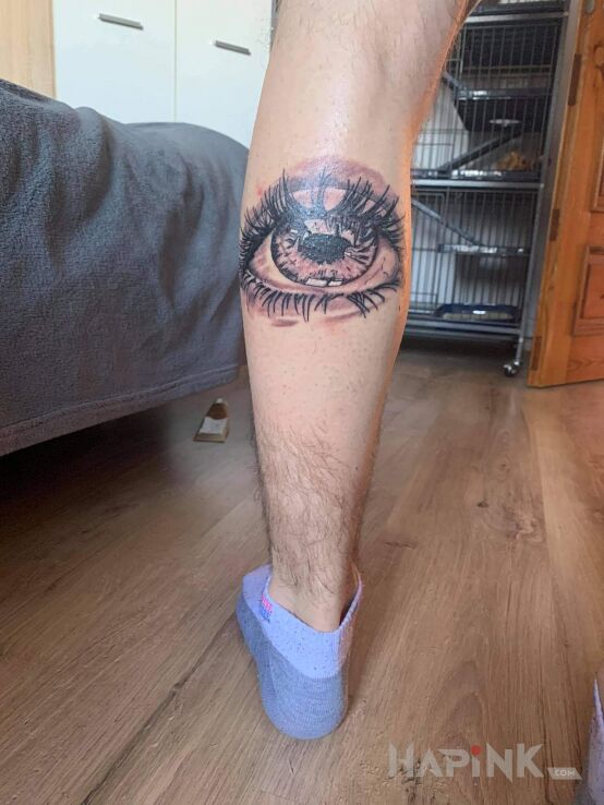 Tattoo Oko na łydce in 3D motif and realistic style on the calf