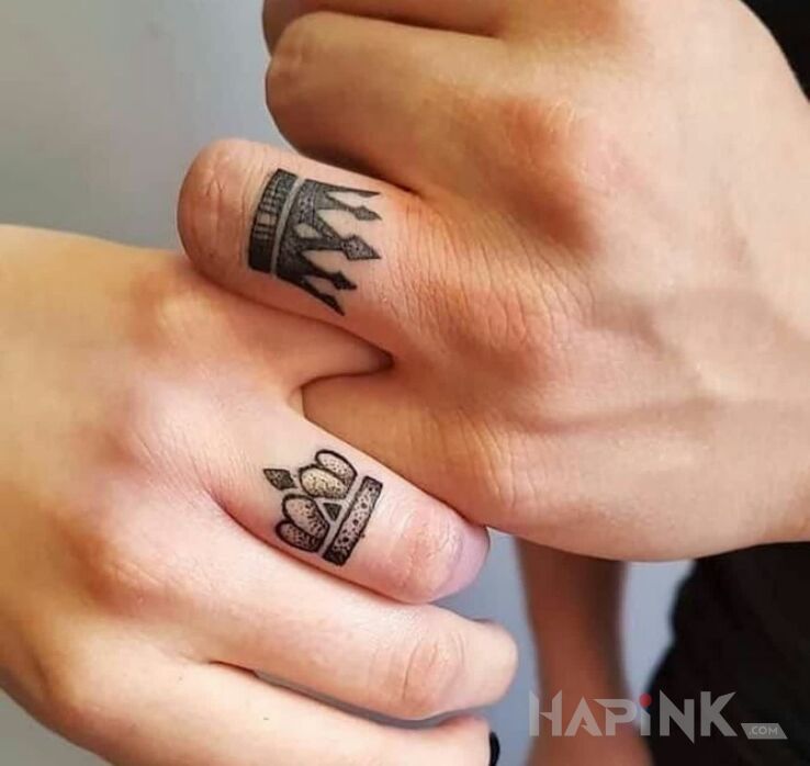 Tattoo Królewskie tatuaże in black and gray motif and dotwork style on the fingers