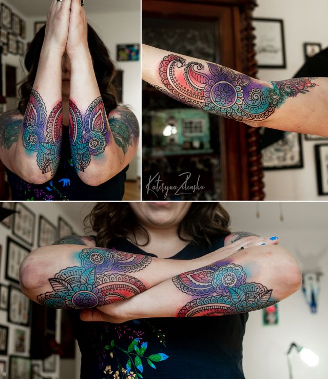 Tatuaż kolorowe akwarelowe mandale w motywie mandale i stylu watercolor na przedramieniu