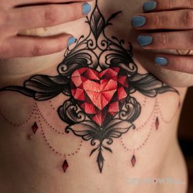Tatuaż Dziara między piersiami na brzuchu motyw: ornamenty styl: graficzne / ilustracyjne