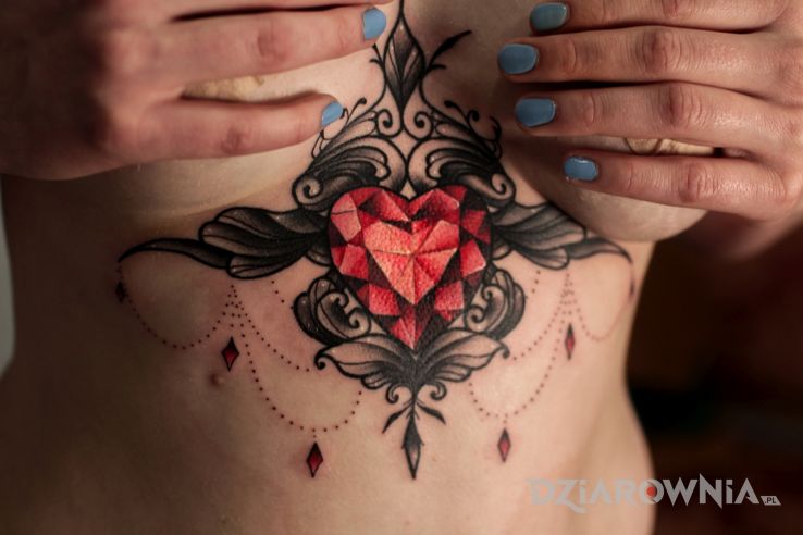 Tatuaż dziara między piersiami w motywie seksowne i stylu graficzne / ilustracyjne na brzuchu