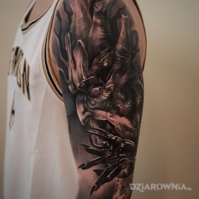 Tatuaż Ent na ramieniu motyw: czarno-szare styl: realistyczne