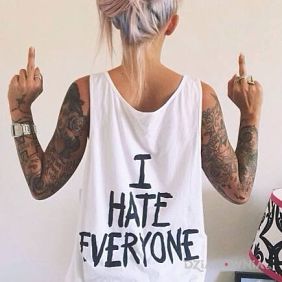 Tatuaż I hate everyone na ramieniu motyw: seksowne