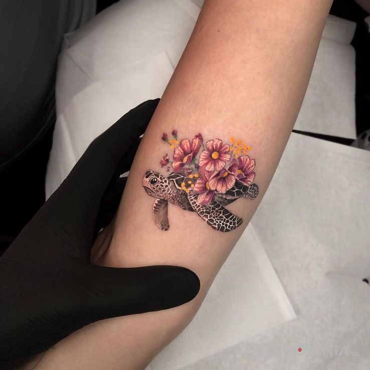 Tatuaż żółwik w motywie kwiaty i stylu realistyczne na przedramieniu
