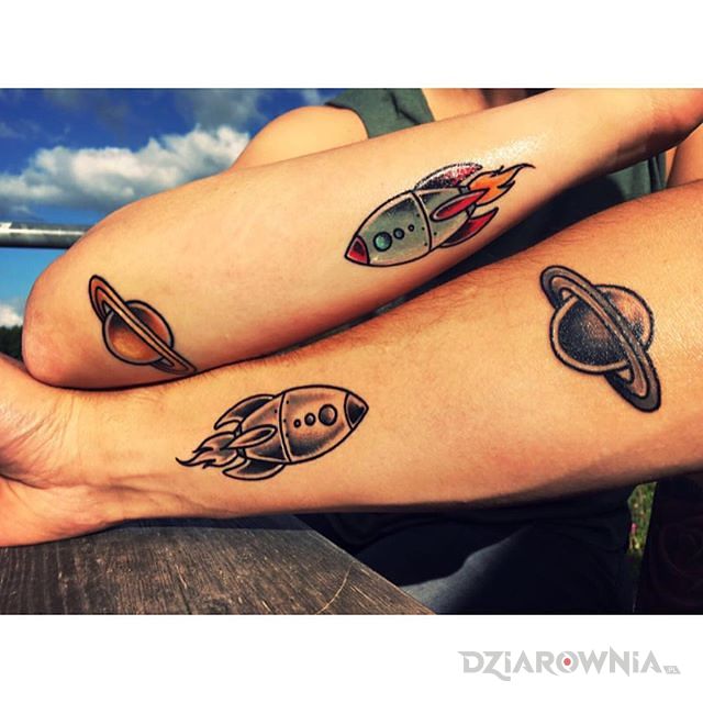 Tatuaż dwie rakiety w motywie miłosne i stylu graficzne / ilustracyjne na przedramieniu
