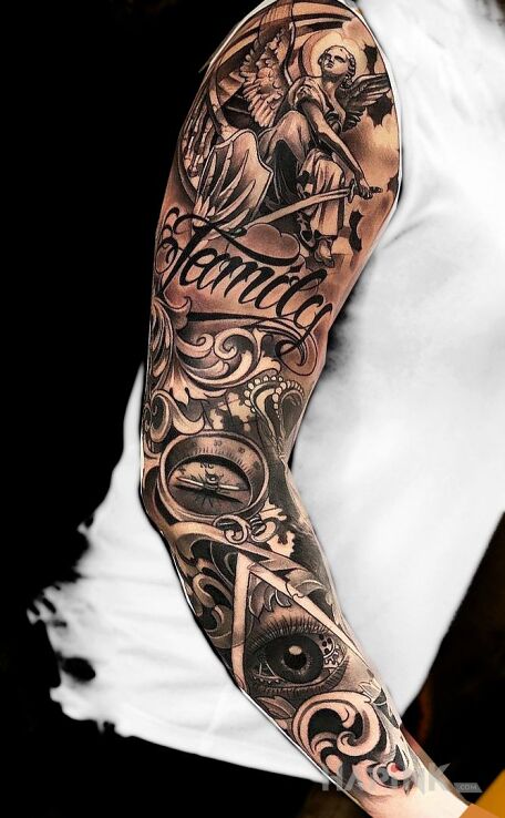 Tattoo Family in lettering motif and graphic / illustrative style on the upper arm
