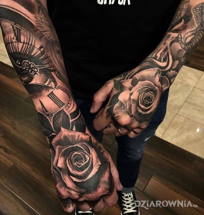 Tatuaż różane dłonie w motywie 3D i stylu realistyczne na przedramieniu