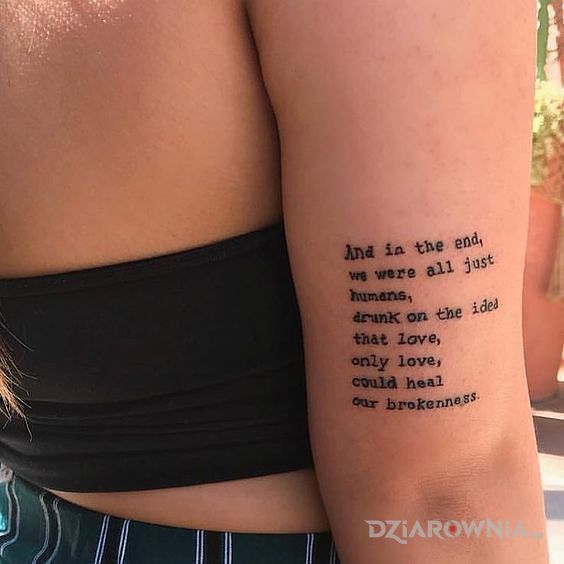 Tatuaż lekiem jest miłość w motywie napisy na ramieniu