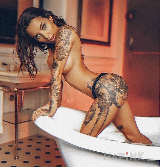 Tattoo Laska w wannie in sexy motif and graphic / illustrative style on the upper arm