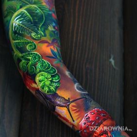 Tatuaż Mega kolorowo na ramieniu motyw: zwierzęta styl: realistyczne