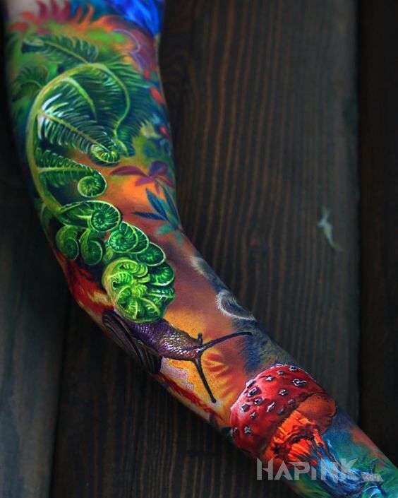 Tattoo Mega kolorowo in animals motif and realistic style on the upper arm