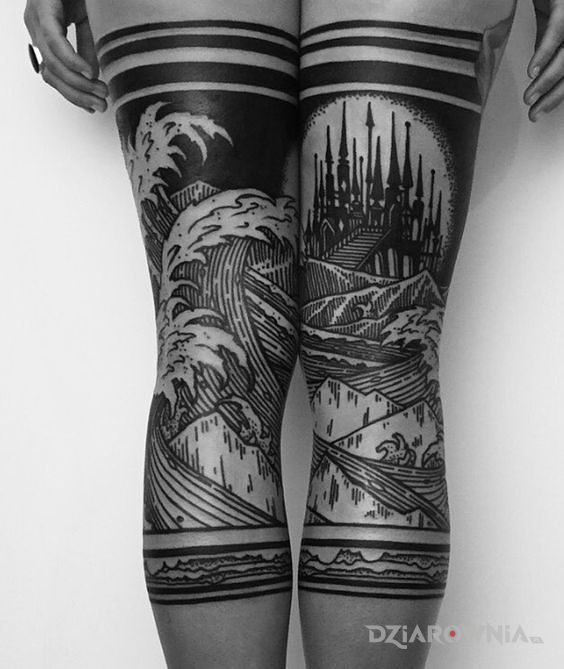 Tatuaż morze i góry w motywie czarno-szare i stylu rycinowe / grawiurowe na nodze