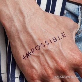 Tatuaż Possible na dłoni motyw: napisy