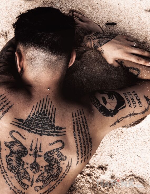 Tattoo Tajskie tatuaże in black and gray motif and graphic / illustrative style on the upper arm