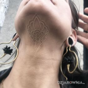 Tatuaż Wzorek pod szczęką na gardle motyw: pozostałe styl: biały tusz