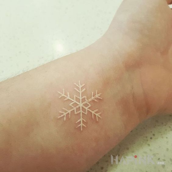 Tattoo Płatek śniegu in other motif and white ink style on the wrist