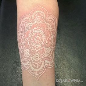 Tatuaż Mandala niczym serwetka na przedramieniu motyw: mandale styl: biały tusz