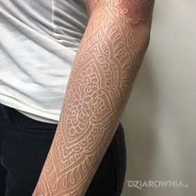 Tatuaż Mandala numer 2 na przedramieniu motyw: mandale styl: biały tusz
