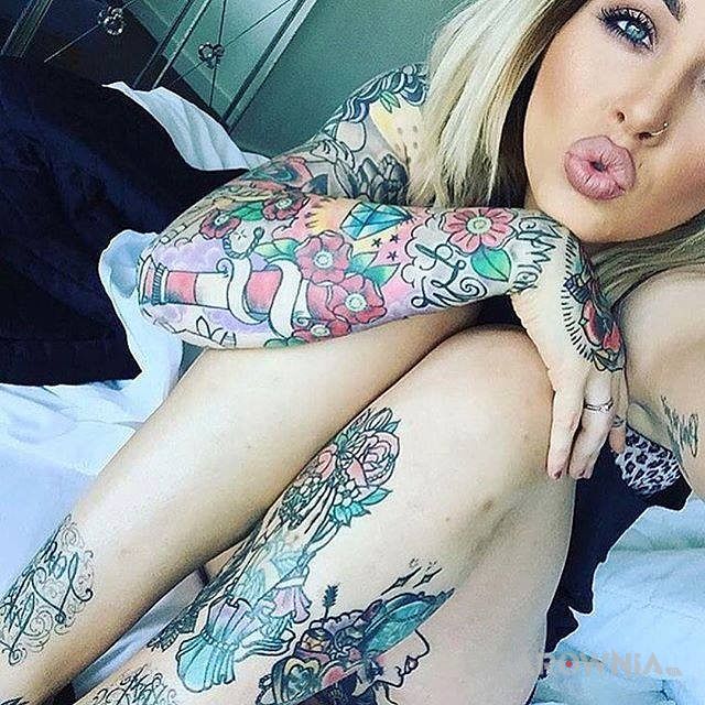 Tatuaż wytatuowana blondynka w motywie seksowne na nodze