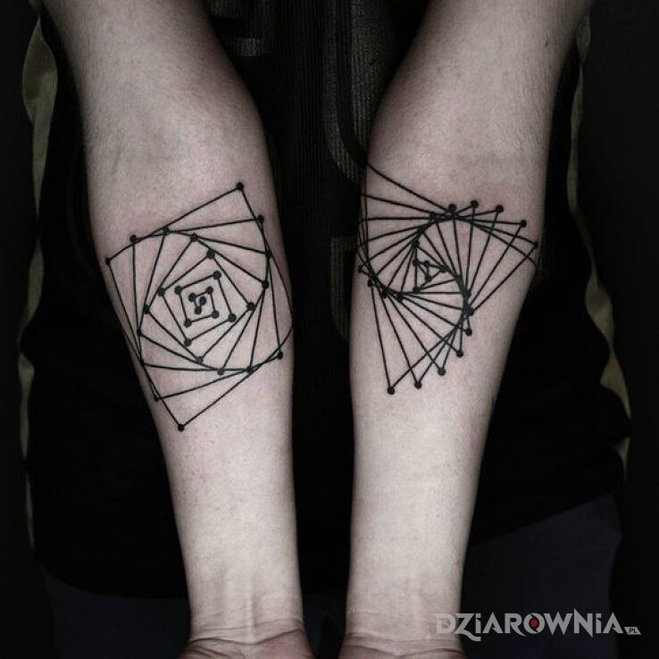 Tatuaż Trójkąty i kwadraty w motywie pozostałe i stylu geometryczne na przedramieniu