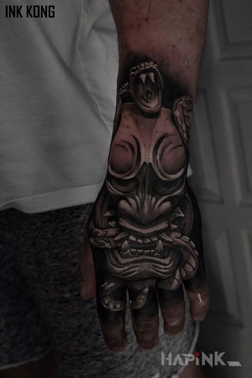 Tattoo Wąż na dłoni in dark motif and realistic style on the hand