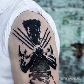 Tatuaż Wolverine na ramieniu motyw: postacie styl: graficzne / ilustracyjne