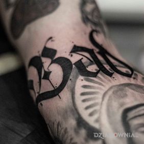 Tatuaż Kaligrafia na przedramieniu motyw: napisy styl: kaligrafia